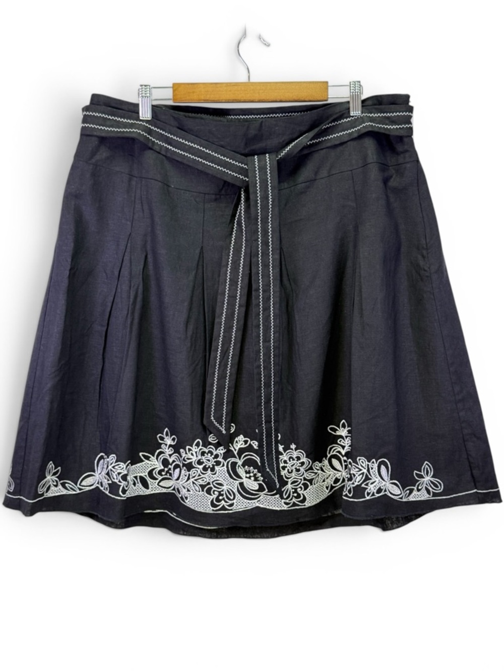 Lane Bryant Women's Black‎ Floral Embroidered A-Line Pleated Skirt Size 18 NWT
